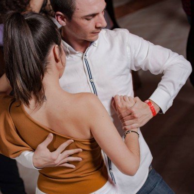 Bachata estilo chica y chico con Marta